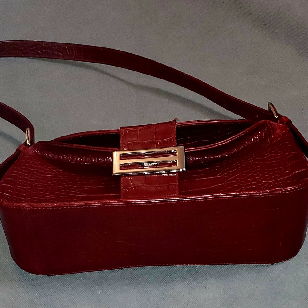 Carla Mancini            Chic Burgundy Leather Croc-Embossed Silver Shoulder Bag